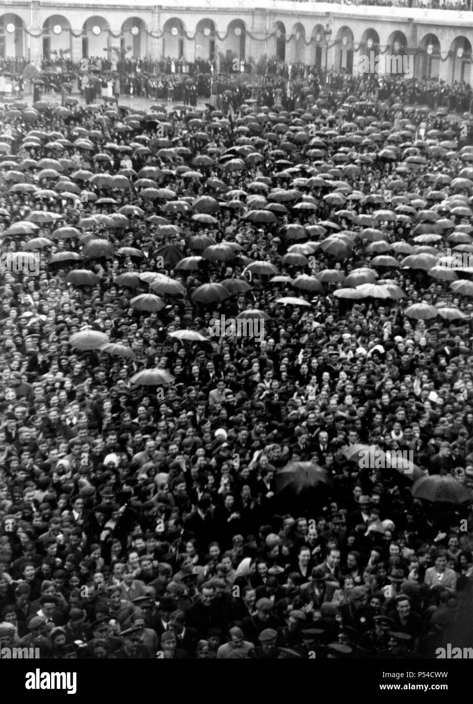 Ciudadanos de la Coruña en la plaza María Pita aclamando a Francisco Franco en su visita a la ciudad. Año 1940. Foto Stock