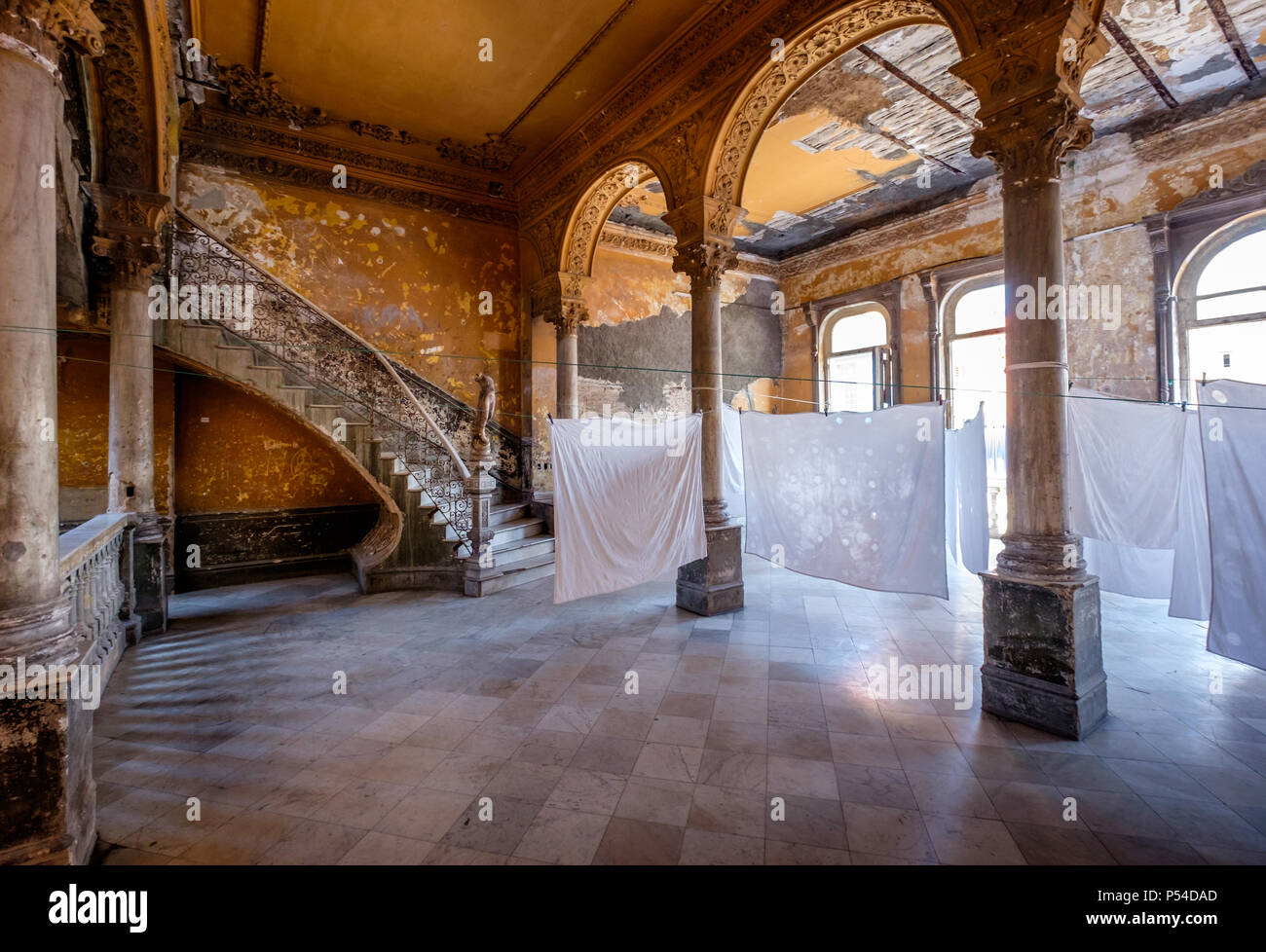 L'Avana, Cuba - CIRCA NEL MAGGIO 2016: il vecchio edificio in Havana. Ingresso di La Guarida ristorante, un emblema di l'Avana. Foto Stock