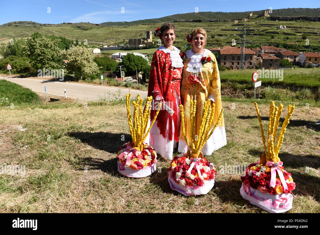 San Pedro Manrique, Spagna. Il 24 giugno 2018. Due 'Móndidas' in costumi tradizionali durante la celebrazione della antica tradizione di 'La Descubierta' a San Pedro Manrique, nel nord della Spagna. 'Móndidas" erano sacerdotesse che ha fatto offerta di fiori e frutti alla divinità quando queste terre erano abitate da tribù Celtiberian durante gli ultimi secoli A.C. Credito: Jorge Sanz/Pacific Press/Alamy Live News Foto Stock