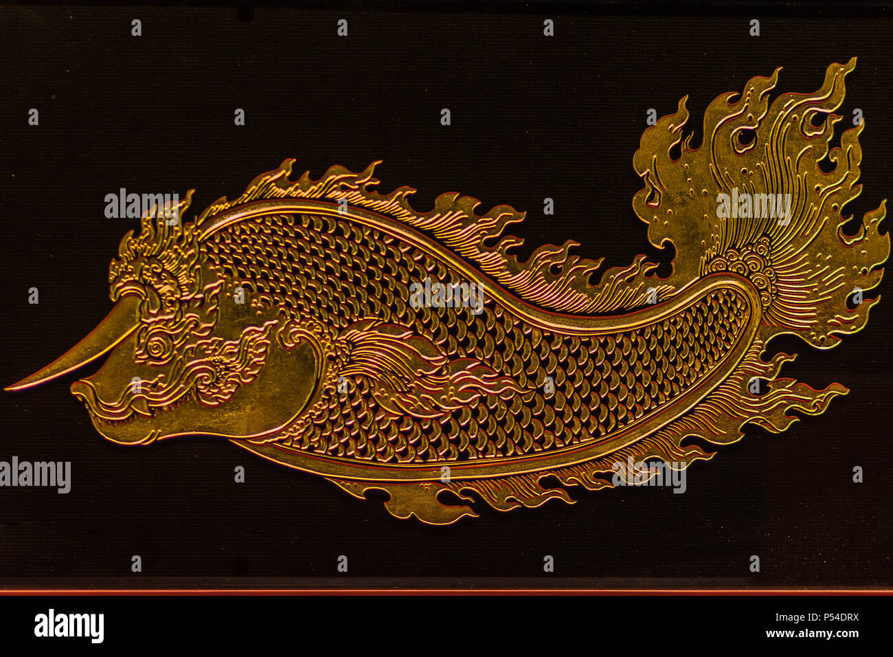 Bellissimo ornamento di vetro con filigrana d'oro di pesce dorato con avvisatore acustico e fang Foto Stock