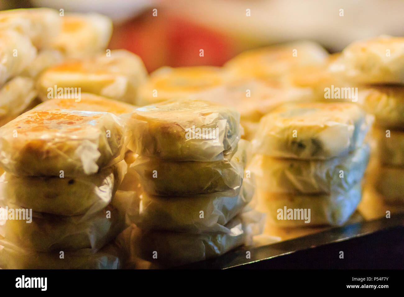 Torta della luna o il cinese antico dessert chiamato "Pia',antico dolce fatto con farina di calore di cottura purea di fagioli dorata con ripieni salati tuorlo d'uovo,mento Foto Stock