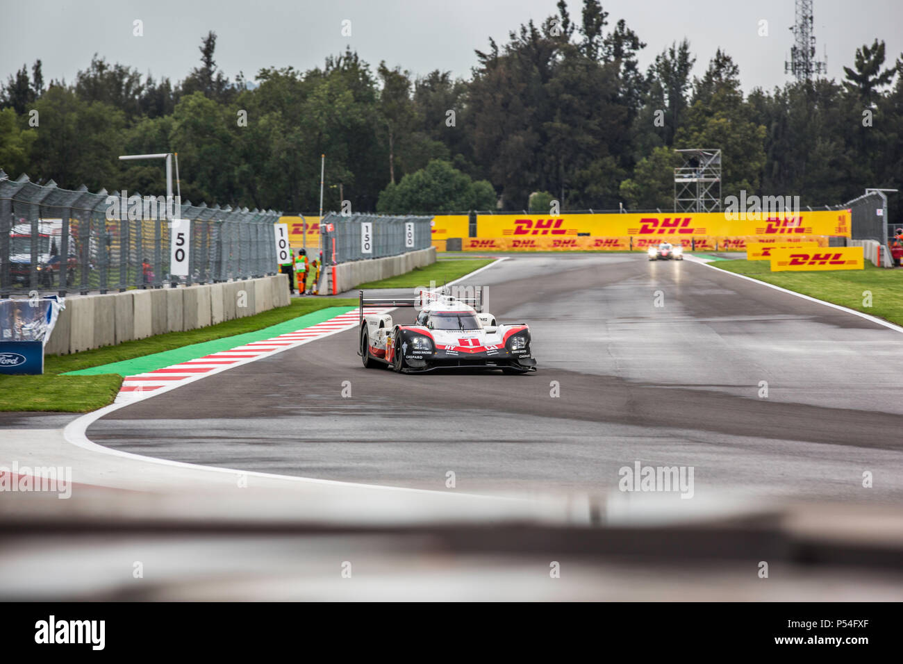 Città del Messico, Messico - 01 Settembre 2017: Autodromo Hermanos Rodriguez. 6ore di Messico, FIA WEC. PORSCHE LMP TEAM pilota Neel Jani, Andre Lotterer o Nick Tandy, portando al terzo posto della LMP1 categoria ibrida, alla Porsche 919 Hybrid n. 1, in esecuzione presso la libera pratica I. Foto Stock