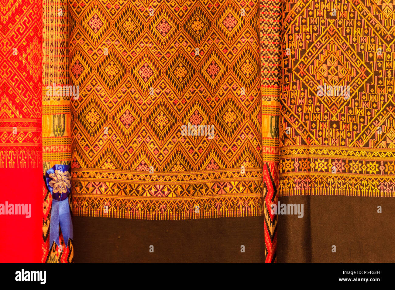 Colorate nativo di stile Thai Silk. Bella mano di tessuti di seta  tailandese a trama del tessuto Foto stock - Alamy