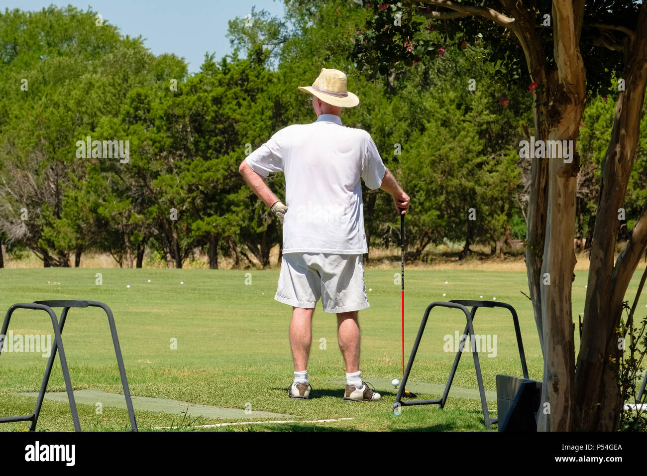 Golfista maschile senior che guarda al fondo su un campo da golf Sun City Texas adulto pensione comunità driving range Foto Stock