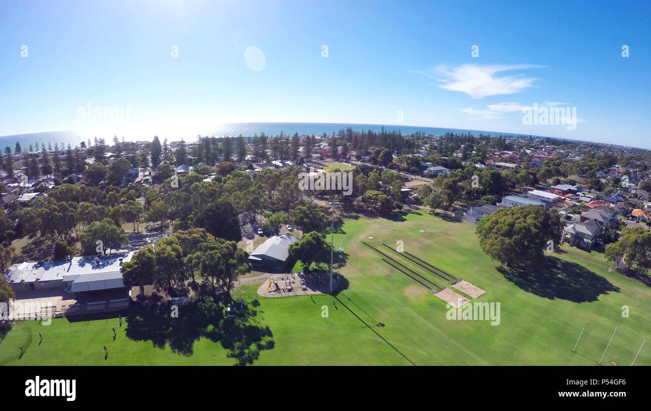 Drone di filmati di australiano parco pubblico e sport ovale, prese a Henley Beach, Australia del Sud. Foto Stock