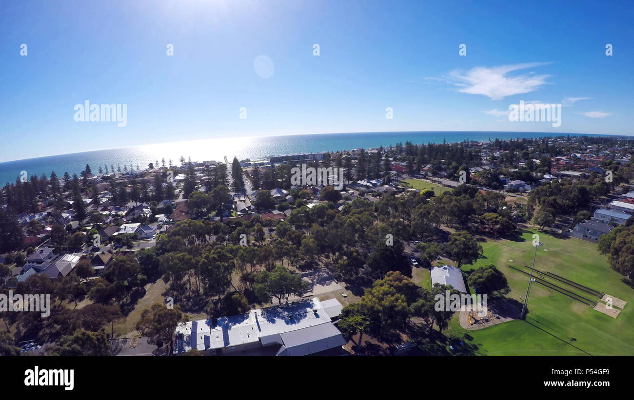 Drone di filmati di australiano parco pubblico e sport ovale, prese a Henley Beach, Australia del Sud. Foto Stock