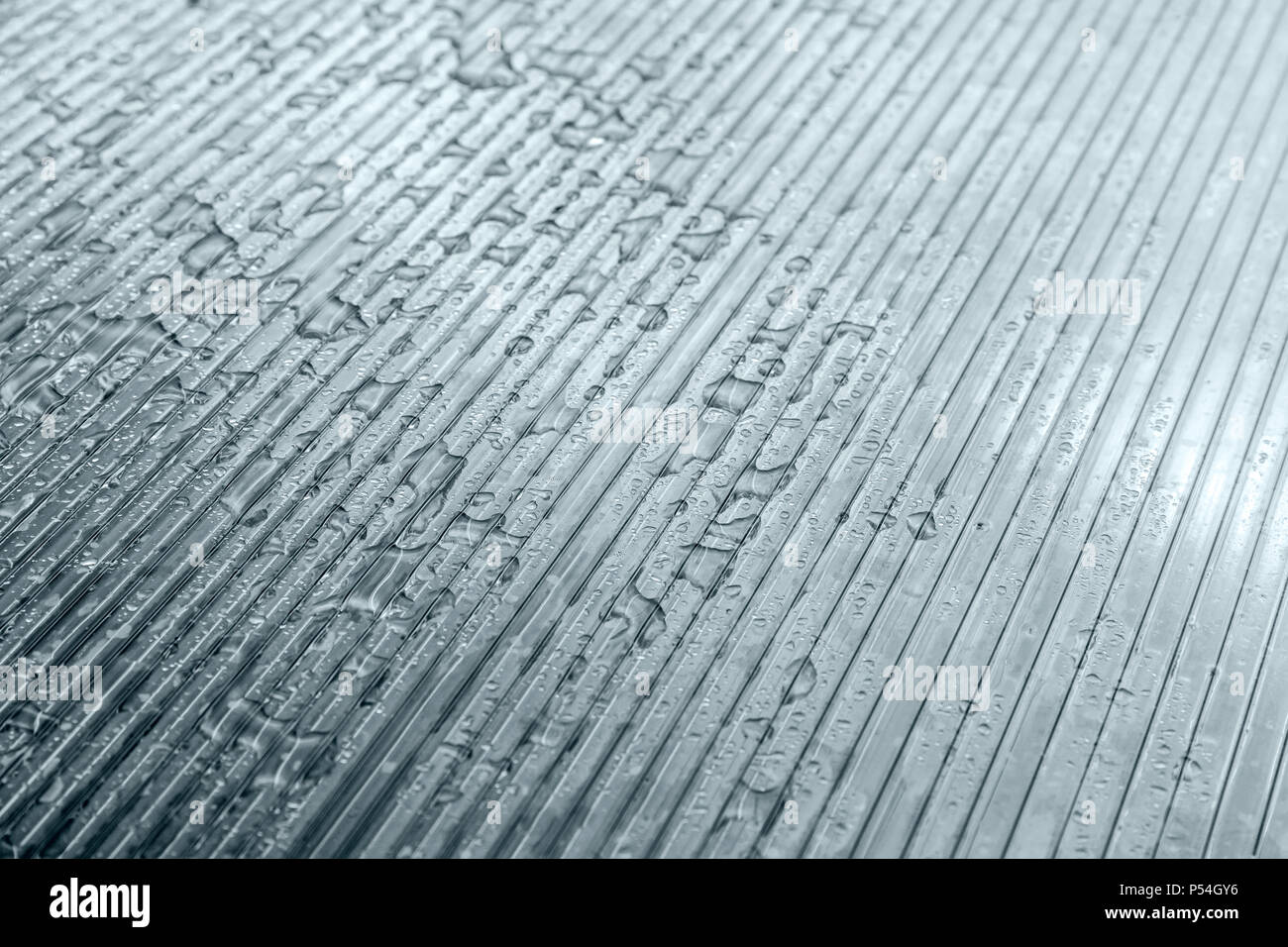 Gocce di acqua piovana sul tetto di vetro superficie closeup Foto Stock