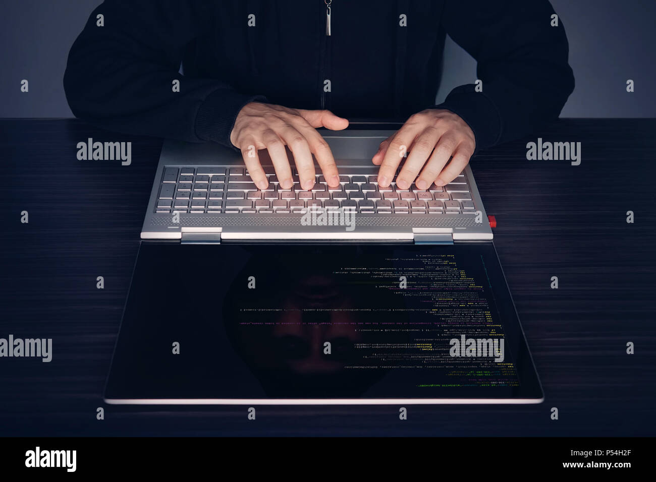 Hacker tramite computer portatile. Un sacco di cifre sullo schermo del computer. moderna slim ultrabook trasformatore sul tavolo. codice di programma amer, codice software, programm Foto Stock
