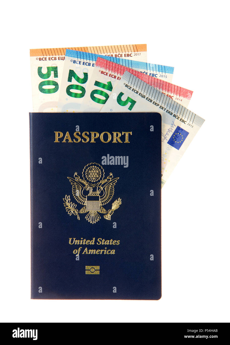 Stati Uniti Passaporto con banconote europee euro che sporge dalla parte superiore. Il viaggio da USA A EUROPA, pianificare in anticipo come ottenere denaro convertito Foto Stock