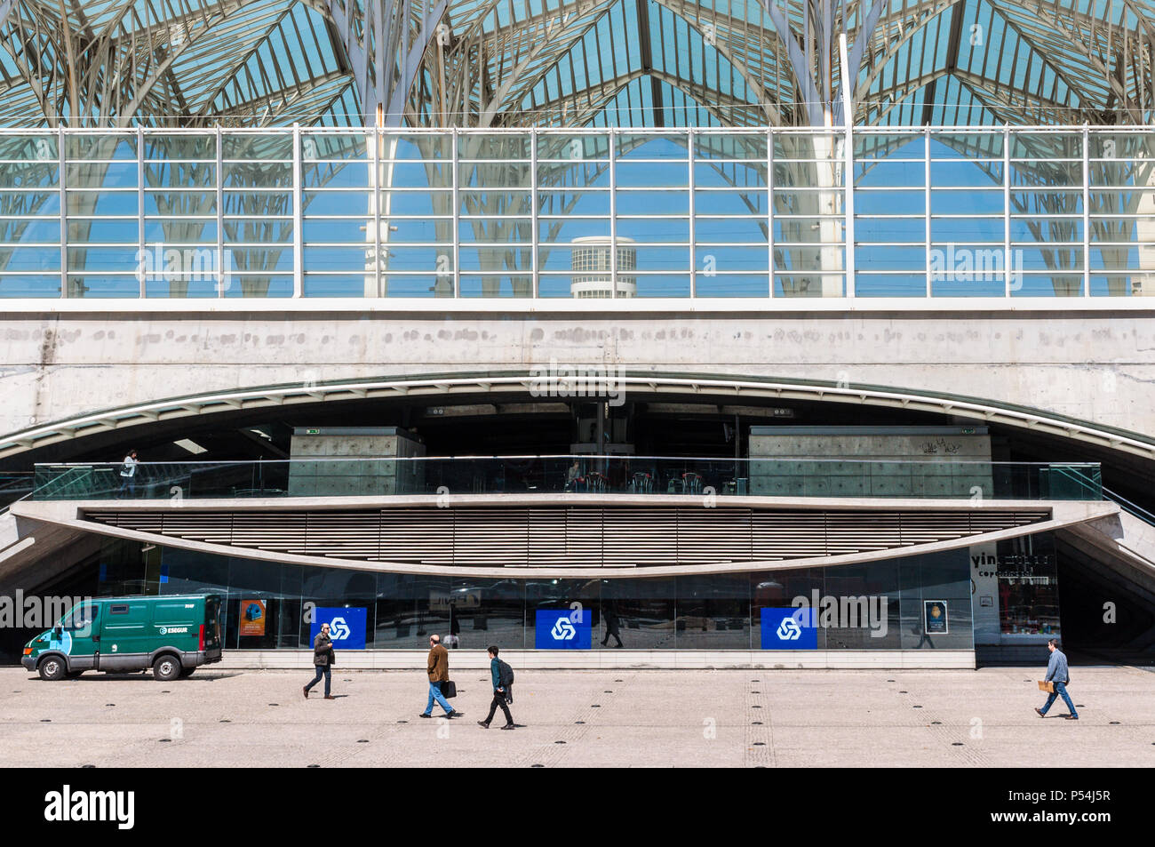 Lisbona, Portogallo - 19 Maggio 2017: persone di fronte alla stazione Oriente - Architettura moderna a Lisbona, un nodo ferroviario con collegamenti di trasporto pubblico. Foto Stock