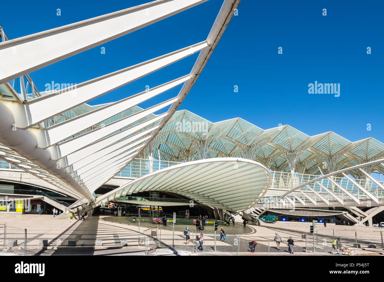 Lisbona, Portogallo - 19 Maggio 2017: Vista della stazione Oriente - Architettura moderna a Lisbona, un nodo ferroviario con collegamenti di trasporto pubblico. Foto Stock