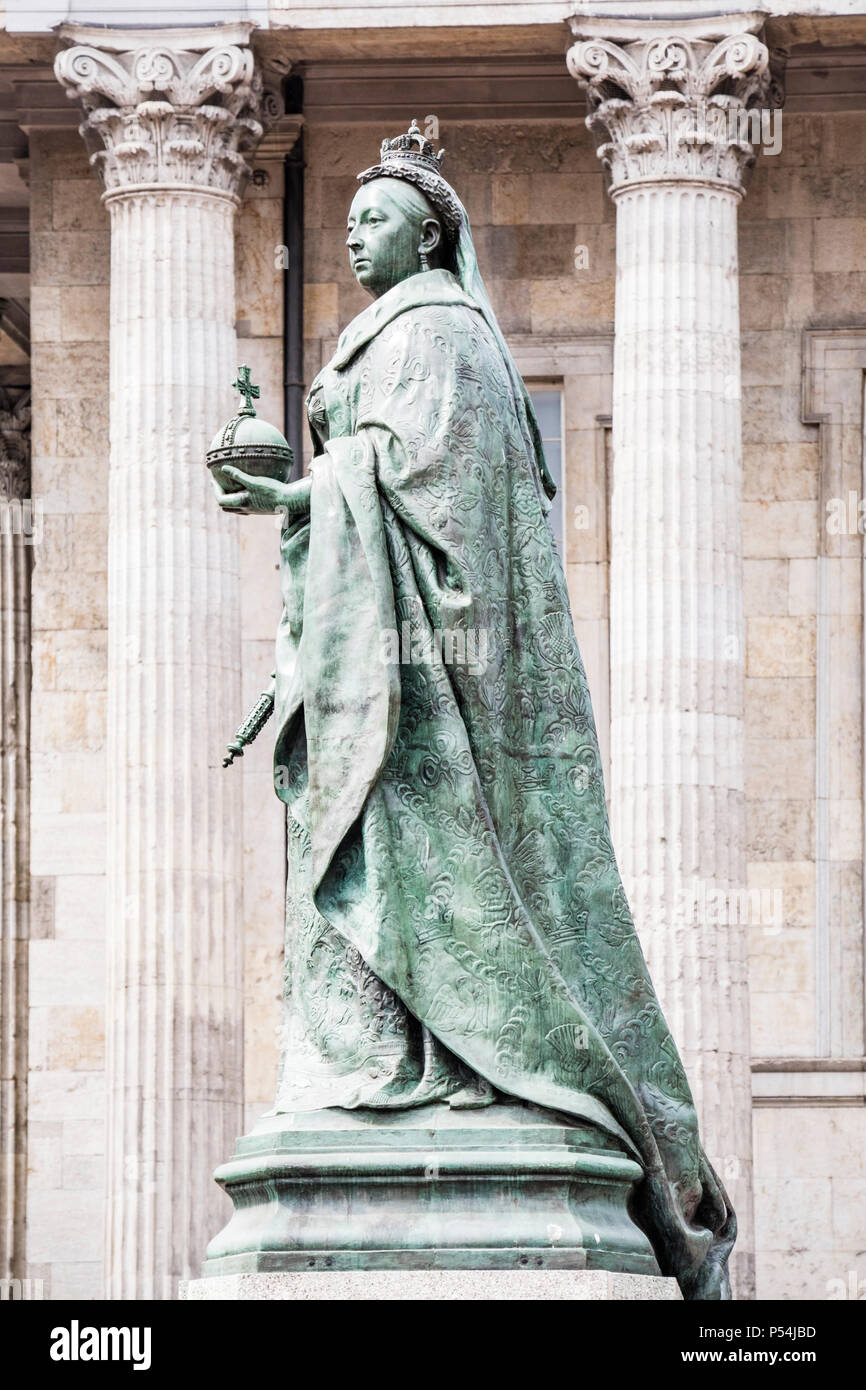 Statua della regina Victoria, Victoria Square, Birmingham, Inghilterra, Regno Unito Foto Stock