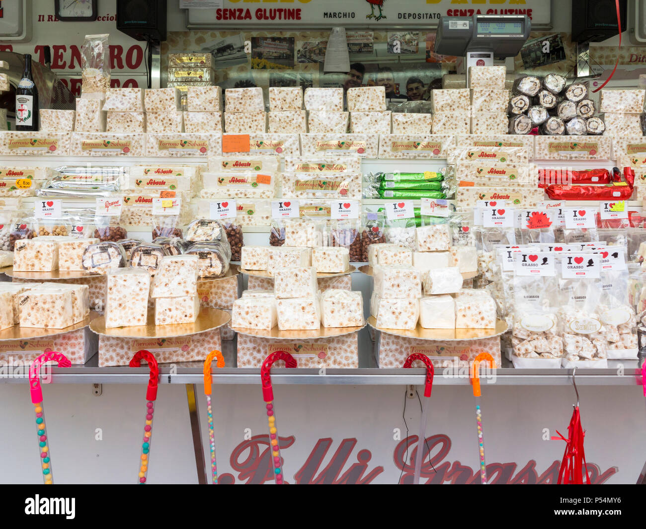 Torrone display di vendita presso un negozio locale di Alba, Italia Foto Stock
