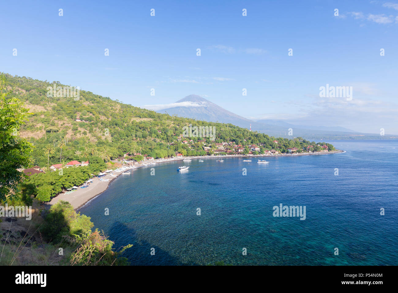 Spiaggia di Amed con il vulcano Agung in background, Bali, Indonesia Foto  stock - Alamy