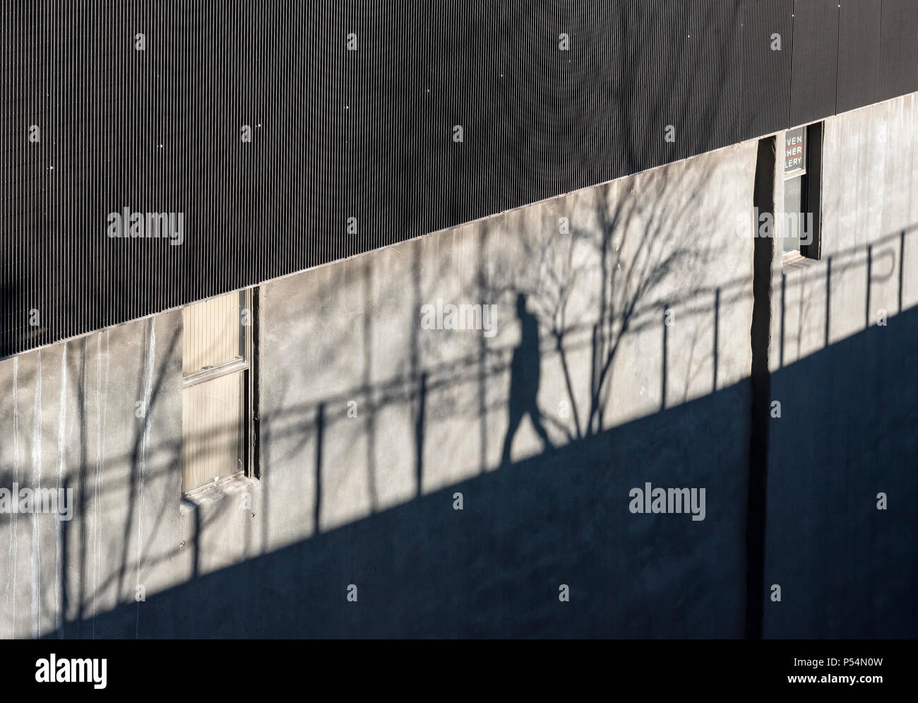 Ombra di uomo a camminare sulla linea alta a Manhattan, New York City, Stati Uniti d'America Foto Stock