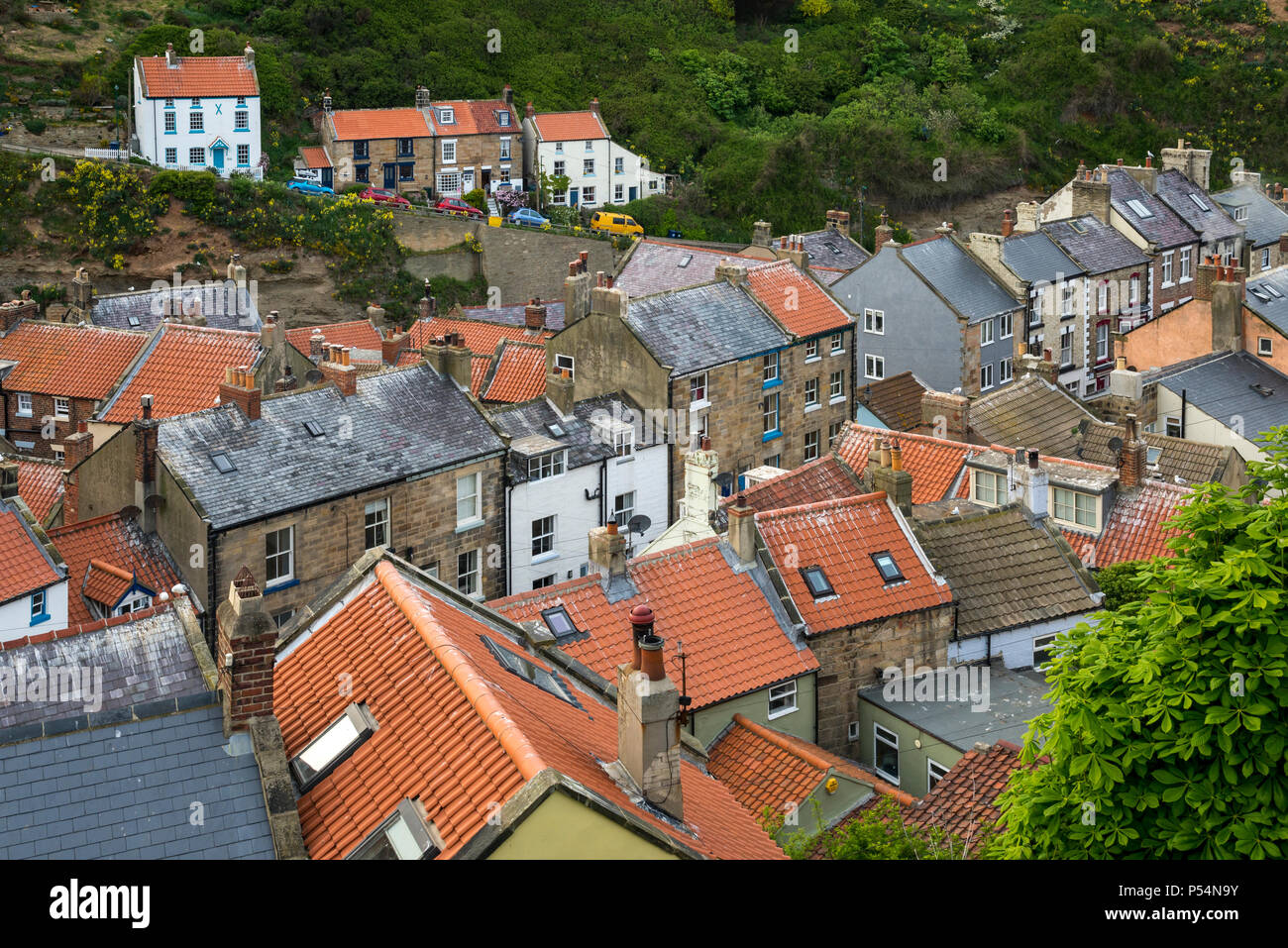 Il bellissimo villaggio di Staithes sulla costa del North Yorkshire, Inghilterra. Vista sui tetti con tegole rosse. Foto Stock
