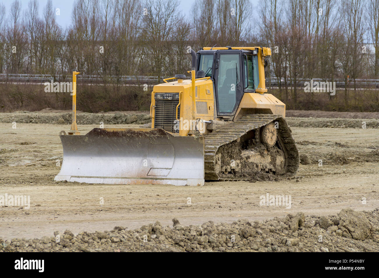 Bulldozer giallo a argilloso sito in costruzione Foto Stock