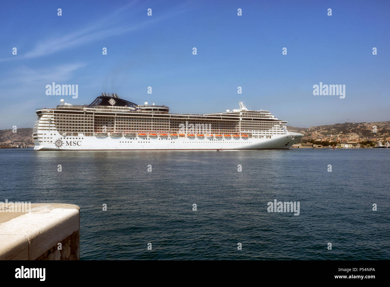 MARSIGLIA, FRANCIA - 18 MAGGIO 2018: Nave da crociera MSC Divina in avvicinamento al porto delle navi da crociera di Marsiglia Foto Stock