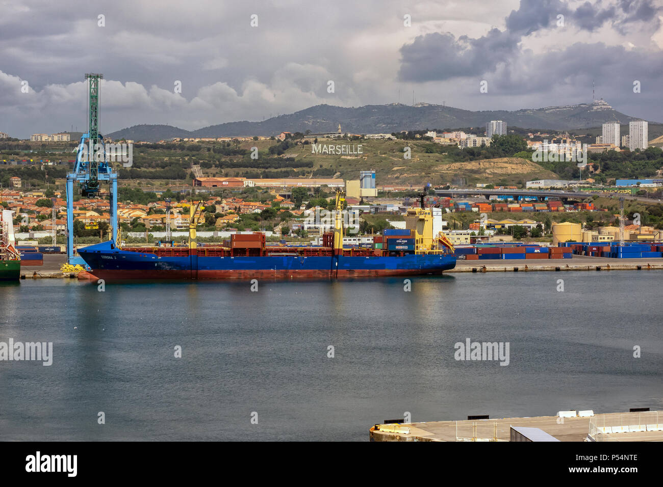 MARSIGLIA, FRANCIA - 18 MAGGIO 2018: Nave portacontainer al molo di Marsiglia con la città alle spalle Foto Stock