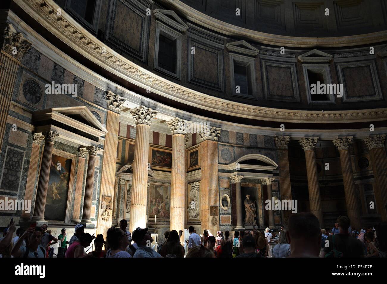 Camminando per le strade di Roma, fasci di luce illuminano il Pantheon Foto  stock - Alamy