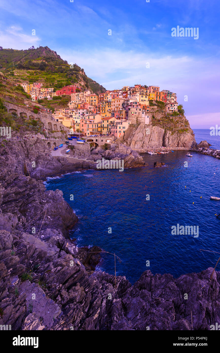 Manarola - Villaggio del Parco Nazionale delle Cinque Terre a Costa d'Italia. Bellissimi colori al tramonto. Provincia di La Spezia, Liguria, nel nord Italia Foto Stock