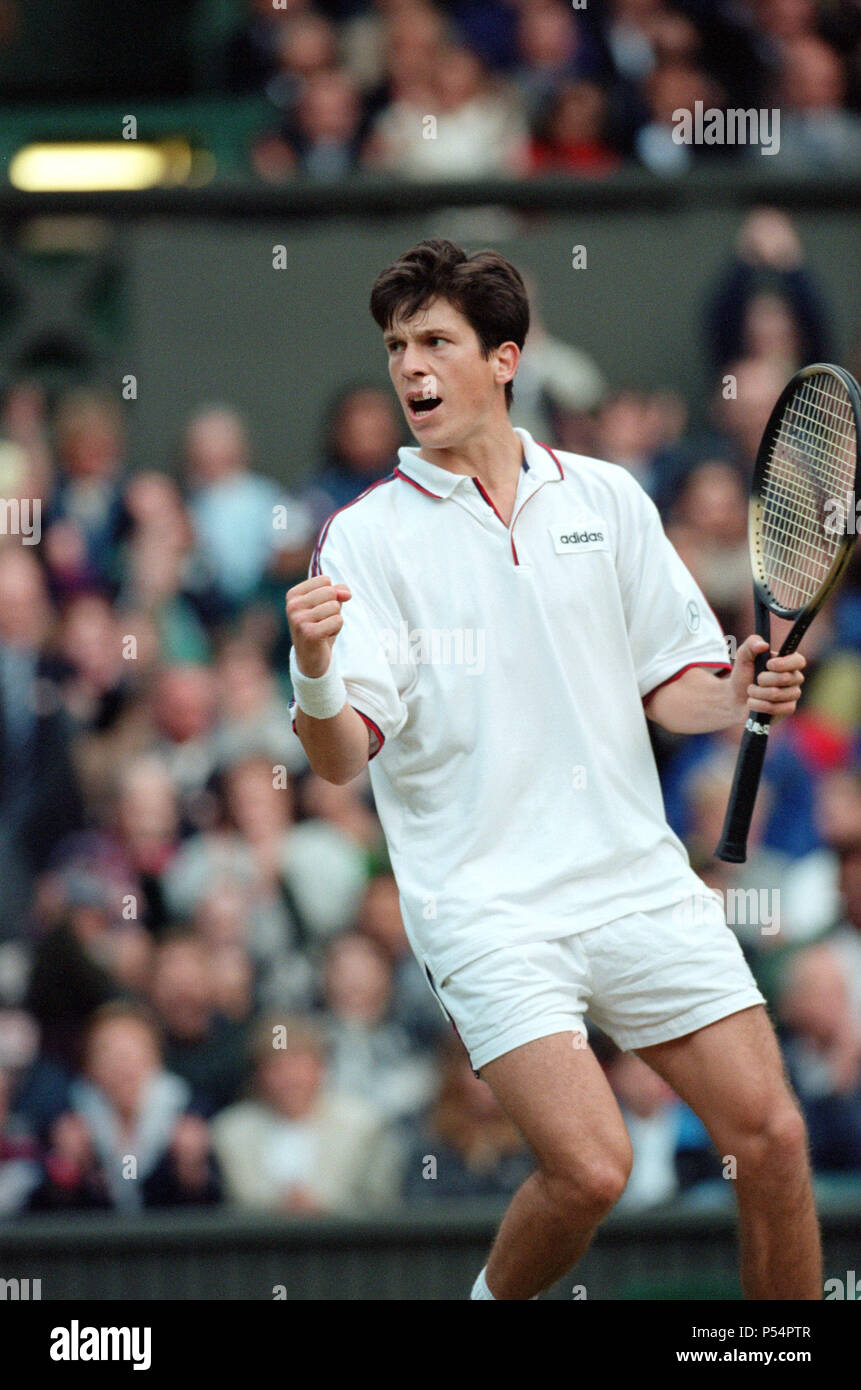 Tim Henman della Gran Bretagna in azione durante il suo quarto round della partita del Mens Singles contro Richard Krajicek , dei Paesi Bassi. Centre Court, Wimdledon. Tim Henman ha vinto la partita 7-6, 6-7, 7-,6, 6-4 foto scattata il 3° luglio 1997 Foto Stock