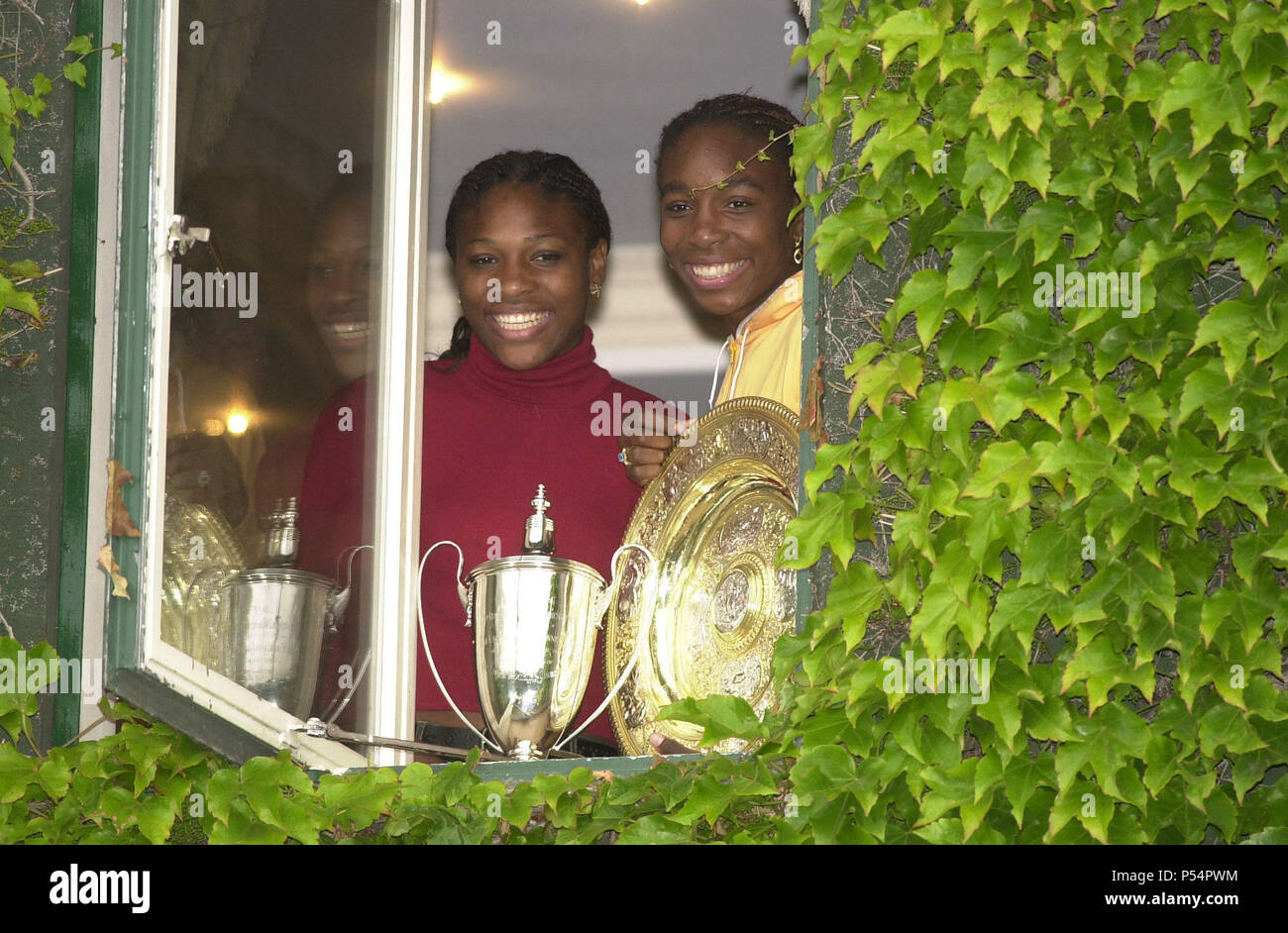 Serena Williams e Venus Williams dopo la vittoria a Wimbledon Luglio 2000 Serena e sua sorella Venus rappresentano per i fotografi come si celebra vincendo il Ladies raddoppia il trofeo durante il torneo di Wimbledon Tennis Championships Venus ha vinto anche il Signore sceglie il trofeo sconfiggendo Lindsay Davenport nel finale Foto Stock