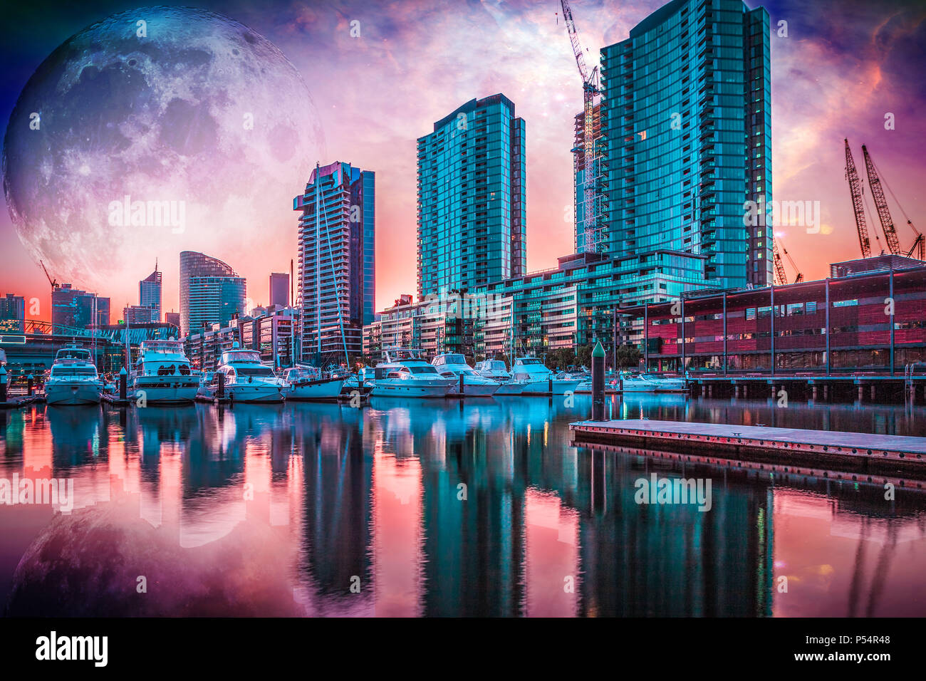 Alieno paesaggio di fantasia del futuro - edifici alti e barche ormeggiate con grande pianeta alieno nel cielo riflettendo in acqua. Gli elementi di questo Foto Stock