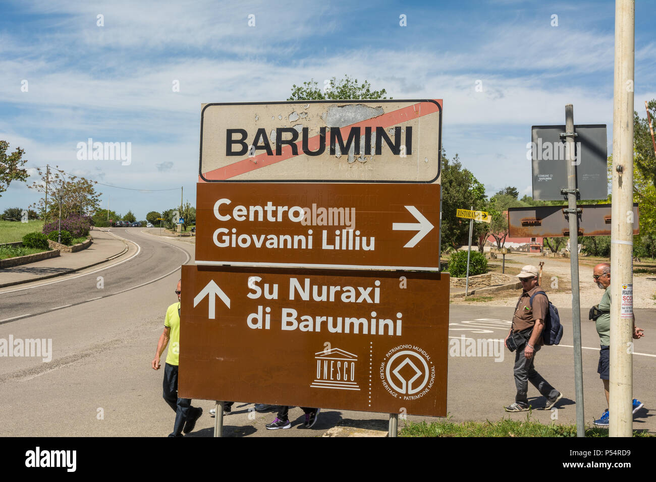 Cartello stradale per il centro del comune di Barumini e per il sito archeologico del villaggio nuragico 'su Nuraxi' - Sardegna - Italia Foto Stock