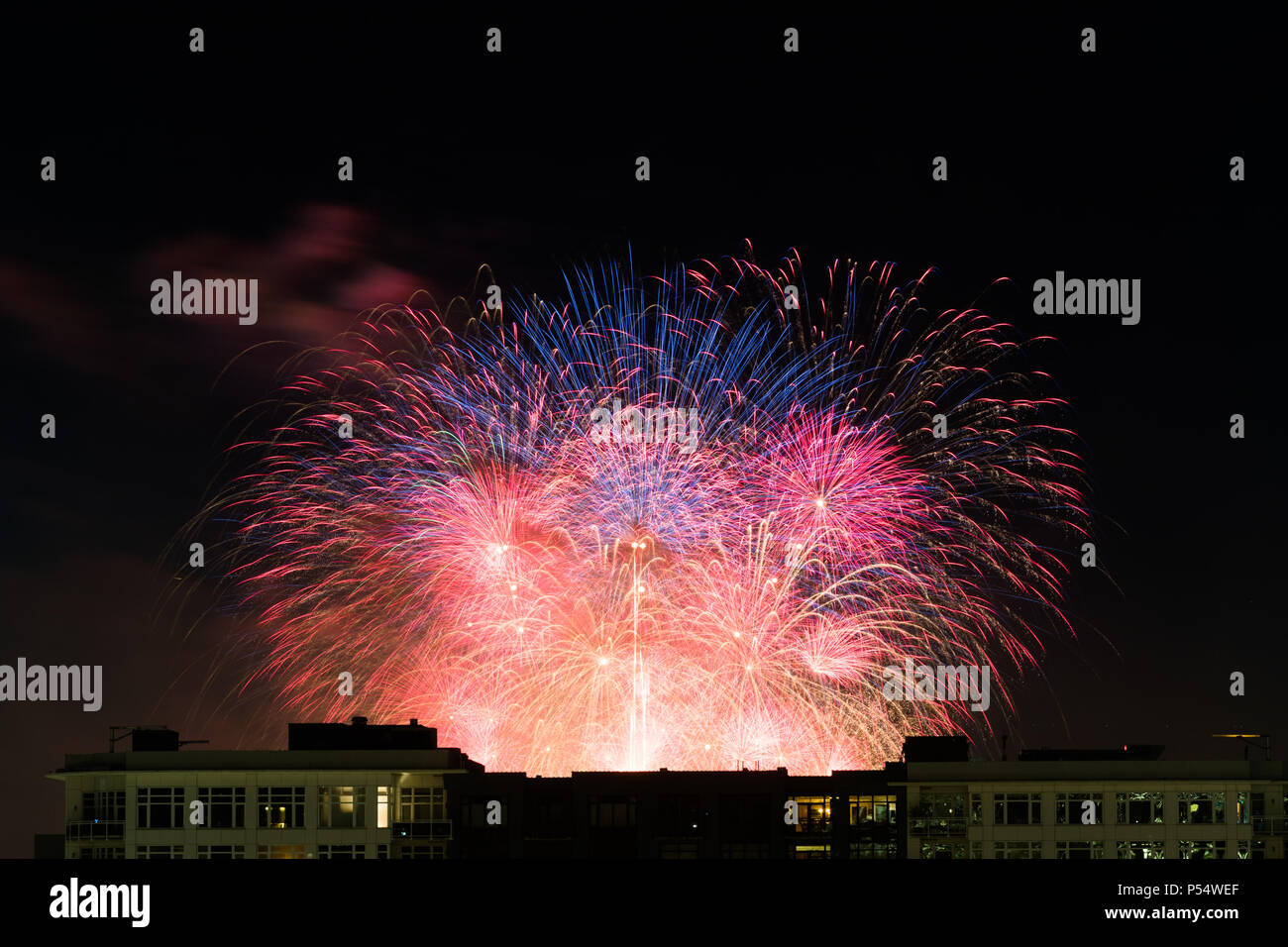 Fuochi d'artificio sopra il centro cittadino di Seattle durante la notte il giorno dell'indipendenza. Foto Stock