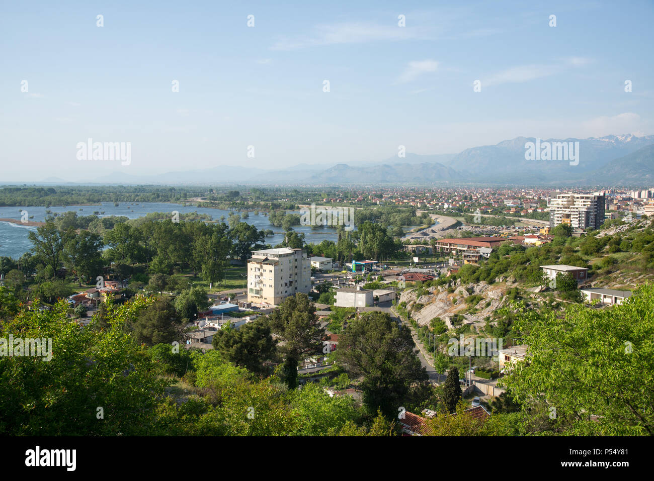 Vista in città Skhoder dal castello in Albania Foto Stock