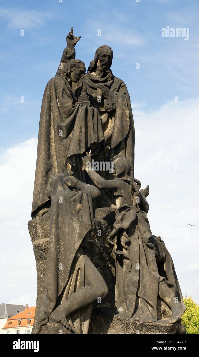 Statua di San Cirillo e San Metodio. Scolpito da Karel Dvorak tra il 1928 e il 1939. Decora il Charles Bridge. Praga. Repubblica ceca. Foto Stock