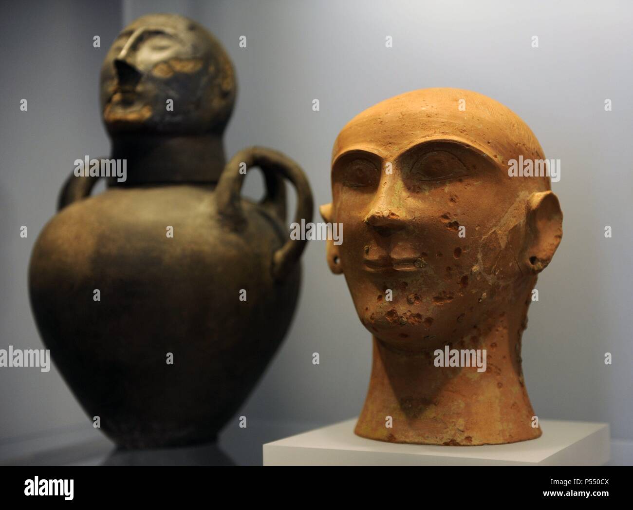 Arte etrusca. L'Italia. In onore degli antenati. Facce simbolici sono stati la messa a fuoco e memoriali tenutosi presso la graveside. Simboleggiata Urne Cinerarie-faccia. Ny Carlsberg Glyptotek. Copenhage. Danimarca.. Foto Stock