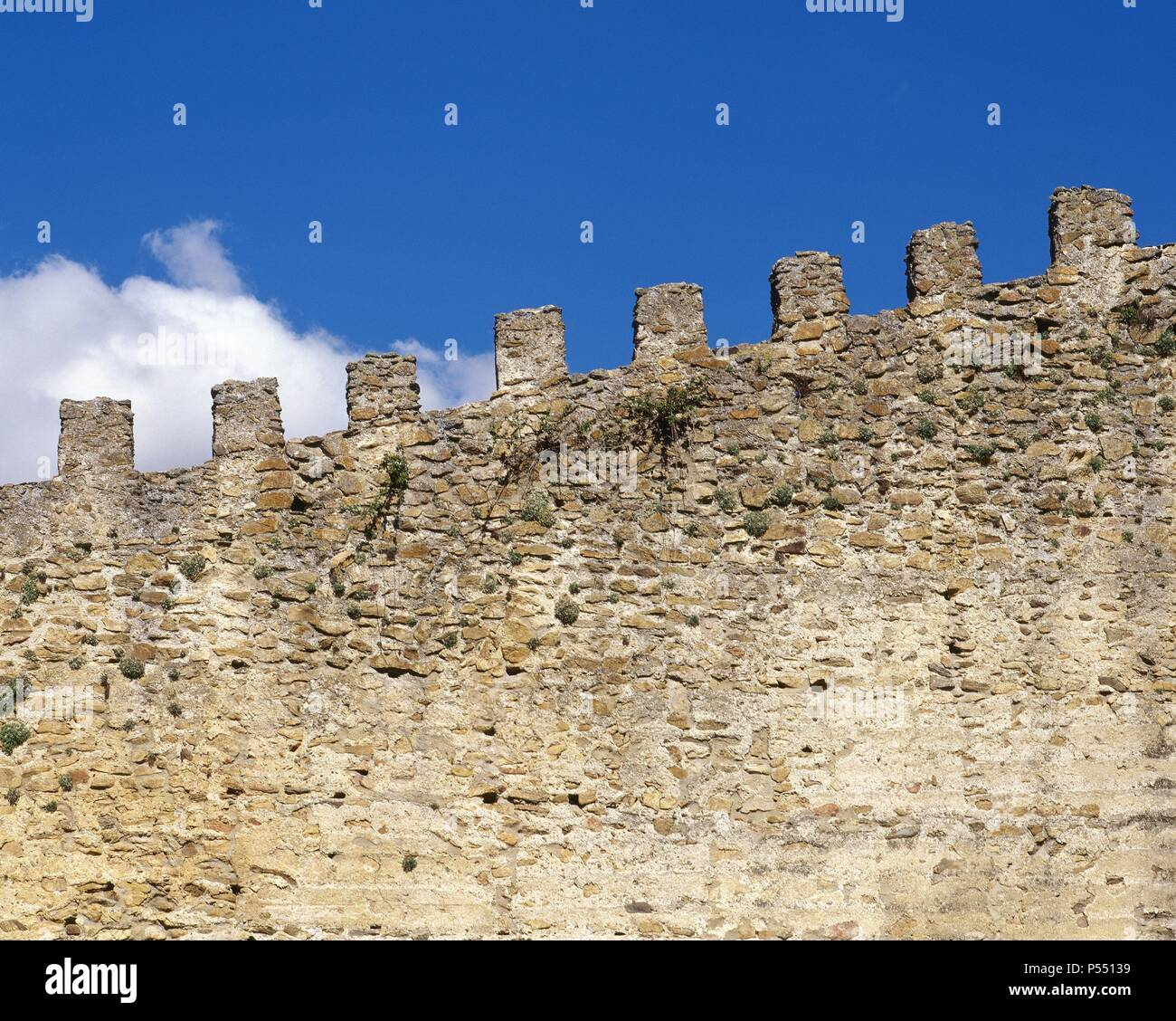 COMUNIDAD DE MADRID. BUITRAGO DE LOZOYA. Detalle de Las Almenas de la Muralla que rodea la población, construida en el Siglo XI aunque hasta el Siglo XV fue objeto de numerosas modificaciones. España. Foto Stock