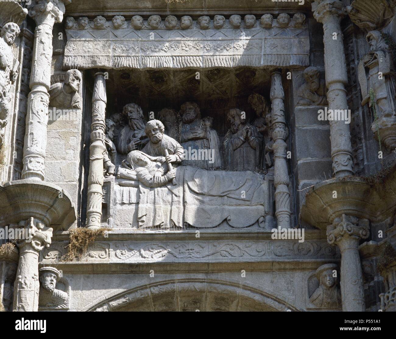 ARTE RENACIMIENTO. ESPAÑA. HOLANDA, Cornelis de (s. XVI). Escultor. BASILICA DE SANTA MARIA LA MAYOR. Detalle de la fachada principali, de estilo plateresco, donde se rappresentanouna 'LA DORMICION O TRANSITO DE LA VIRGEN' (el Apóstol SAN PEDRO ayuda uno sujetar el cirio a la Vírgen, símbolo de la FE). PONTEVEDRA. La Galizia. Foto Stock