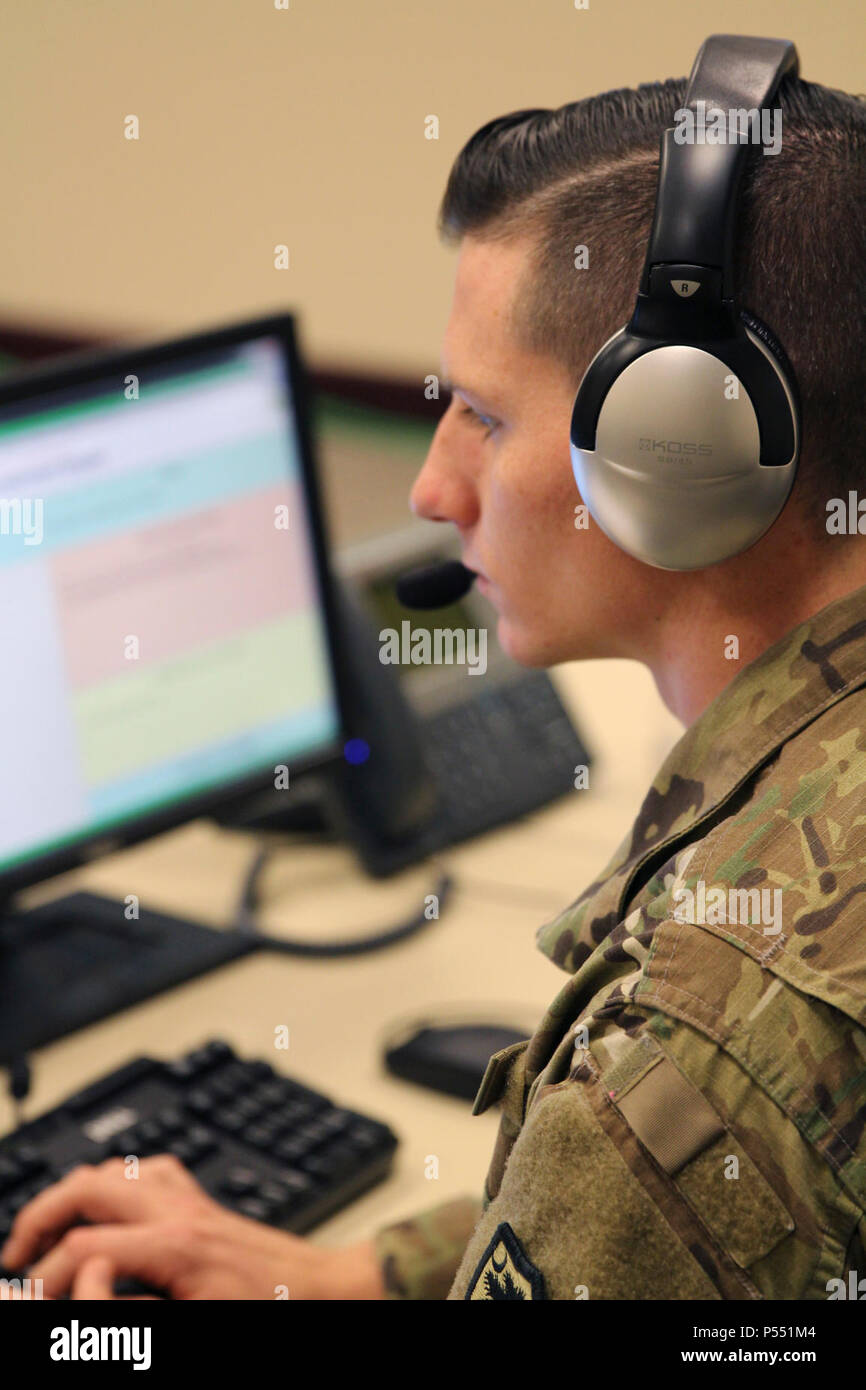 Posto di comando del futuro operatore Sgt. Wingard Kennith con la Carolina del Sud esercito nazionale Guard reagisce a una logistica richiesta dal Brigrade nozionale Lotta contro squadre al giunto di comando della Forza, Suffolk, Va.desiderosi di Lion è un annuale U.S. Comando centrale esercizio in Giordania progettato per rafforzare strutture militari le relazioni tra gli Stati Uniti e la Giordania e altri partner internazionali. Questo anno di iterazione è costituito da circa 7.200 militari da più di 20 nazioni che risponderà alle situazioni che coinvolgono la sicurezza dei confini e di comando e controllo, cyber defense e battlespace gestione Foto Stock