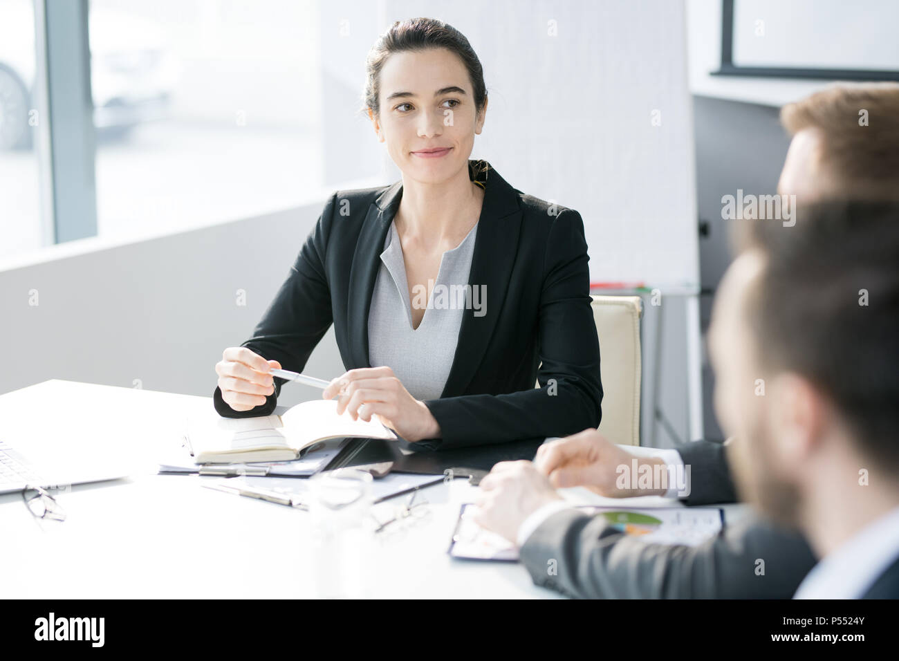 Fiducioso Leader femmina Foto Stock