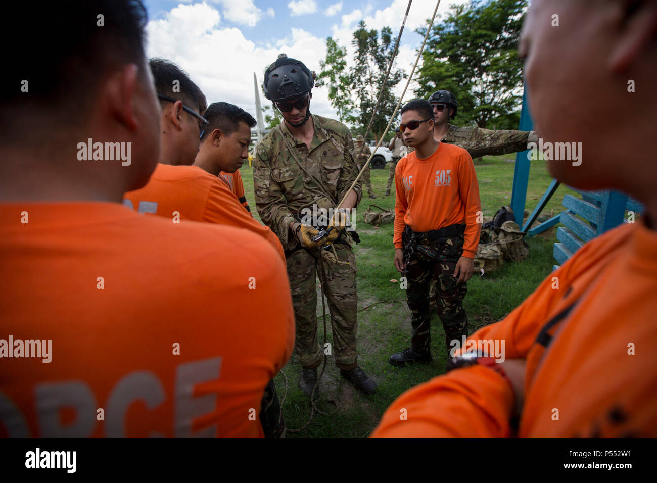 Philippine avieri con 505th di ricerca e di salvataggio e di gruppo U.S. Avieri con 31 Rescue Squadron, xviii ala, condividere rappelling tecniche durante un esperto in materia di exchange a Clark Air Base in città Mabalacat, Pampanga, 10 maggio 2017. Balikatan è un annuale U.S.-Philippine bilaterale di esercitazione militare incentrato su una varietà di missioni, comprese la fornitura di assistenza umanitaria e di soccorso in caso di catastrofe, la lotta contro il terrorismo e altri combinati di operazioni militari. Foto Stock