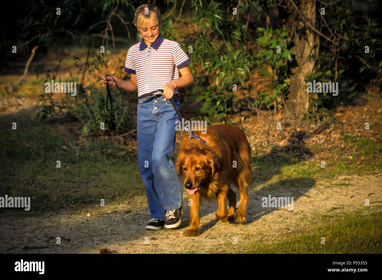 Ragazza camminare cane sul percorso signor © Myrleen Pearson. Ferguson Cate Foto Stock
