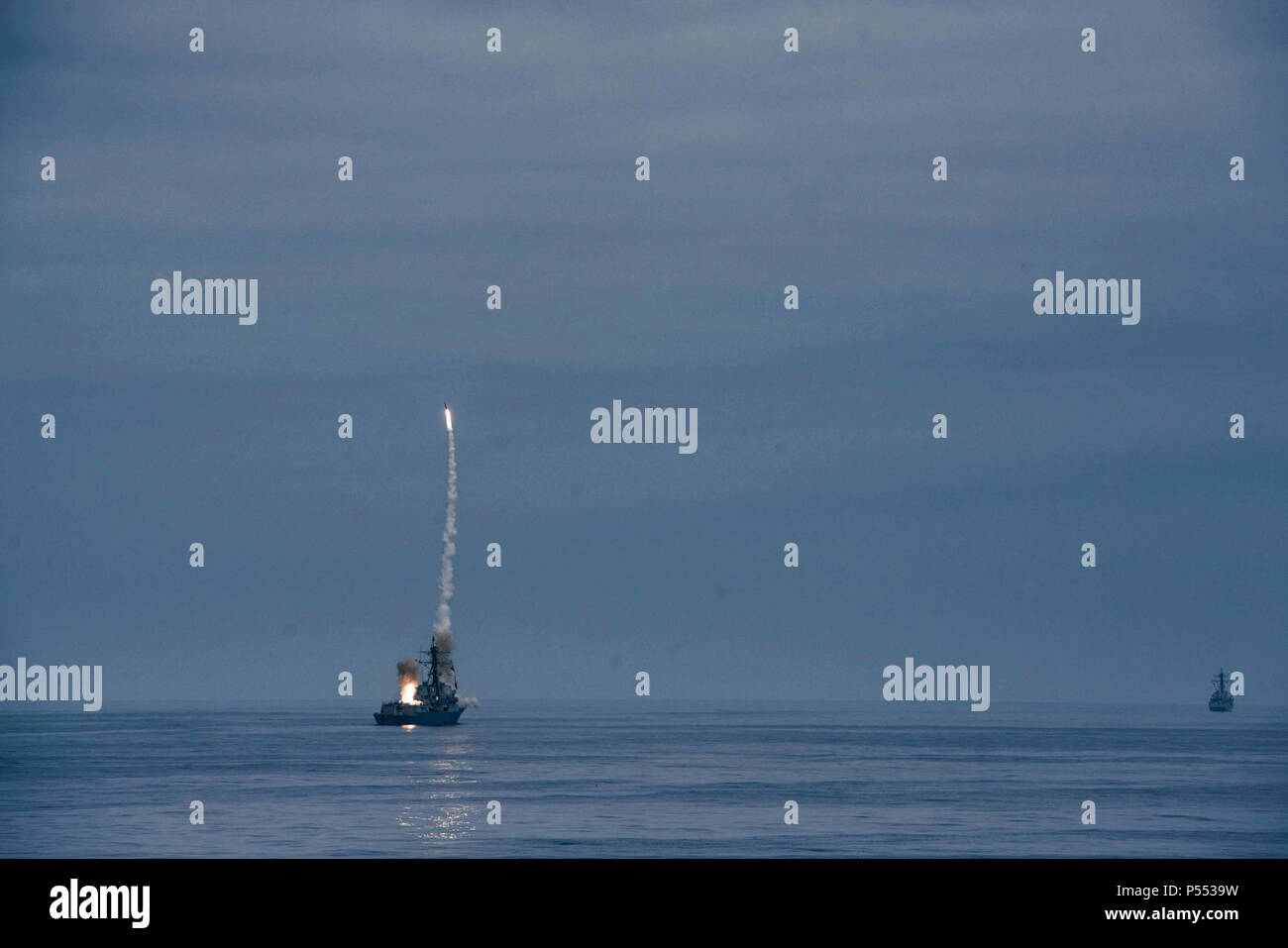 Oceano Pacifico (10 maggio 2017) - USS Sampson (DDG 102) lancia due SM-2 missili durante un lancio di missili esercizio. "Tredici WTIs erano già in corso con la USS Theodore Roosevelt Strike gruppo (CSG), può 2-11, leader advanced tactical eventi di formazione a sostegno della Theodore Roosevelt Gruppo Vela. WTIs sono un elite cadre della superficie giovani warfare ufficiali (SWO) selezionato da SMWDC per diventare il meglio del meglio in tattiche di dottrina e di sviluppo. Queste nuove generazione guerrieri di superficie vengono caricati con aumentando la competenza tattico di navi di superficie a sostegno dei controlli in mare e il mantenimento di mar Foto Stock