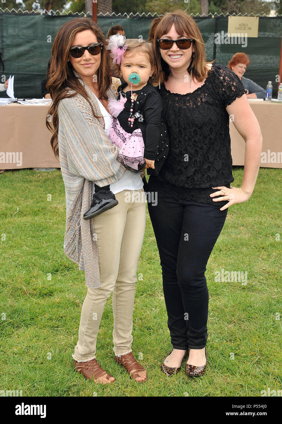 Ashlee Tisdale, Sorella Jennifer, nipote Mikayla in pazienti pediatrici Aid Foundation 2011 presso il Wadsworth Theatre di Los Angeles.Ashley Tisdale, Sorella Jennifer, nipote Mikayla  64 ------------- Red Carpet Event, verticale, STATI UNITI D'AMERICA, industria cinematografica, celebrità, fotografia, Bestof, arte cultura e intrattenimento, Topix celebrità moda / Verticale, meglio di, evento nella vita di Hollywood - California, moquette rossa e dietro le quinte, USA, industria cinematografica, celebrità, movie celebrità, personaggi televisivi, musica celebrità, fotografia, Bestof, arte cultura e intrattenimento, Topix, verticale, famiglia dal y Foto Stock