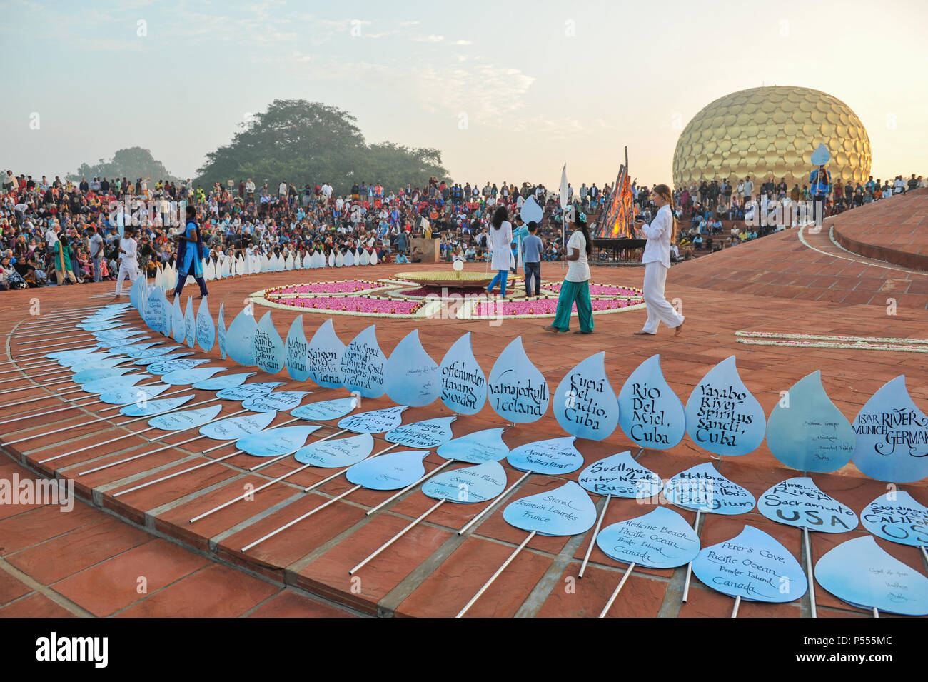 AUROVILLE, India - 28 Feb 2018: l'acqua cerimonia per il cinquantesimo anniversario di Auroville. La raccolta di acqua da diversi corpi idrici del mondo Foto Stock