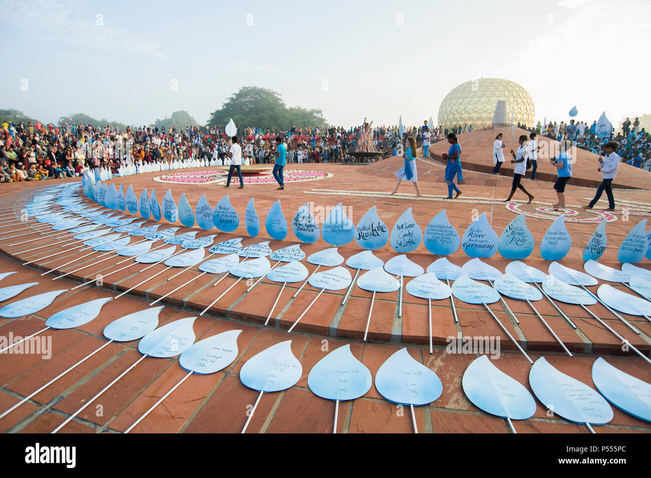AUROVILLE, India - 28 Feb 2018: l'acqua cerimonia per il cinquantesimo anniversario di Auroville. La raccolta di acqua da diversi corpi idrici del mondo Foto Stock