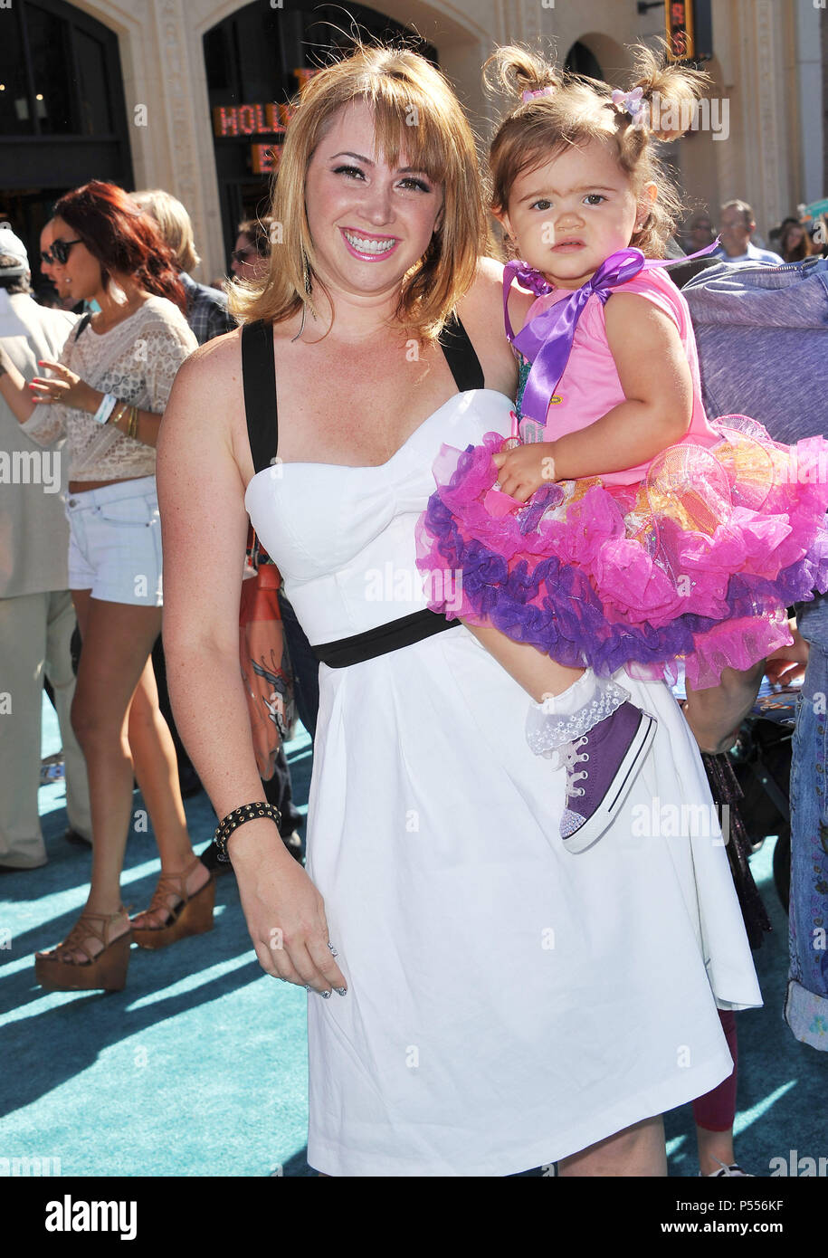 Jennifer Tisdale, figlia al Phineas e Ferb: attraverso la seconda dimensione Premiere al El Capitan Theatre di Los Angeles.Jennifer Tisdale, figlia  32 ------------- Red Carpet Event, verticale, STATI UNITI D'AMERICA, industria cinematografica, celebrità, fotografia, Bestof, arte cultura e intrattenimento, Topix celebrità moda / Verticale, meglio di, evento nella vita di Hollywood - California, moquette rossa e dietro le quinte, USA, industria cinematografica, celebrità, movie celebrità, personaggi televisivi, musica celebrità, fotografia, Bestof, arte cultura e intrattenimento, Topix, verticale, famiglia da dall'anno , 2011, inquir Foto Stock