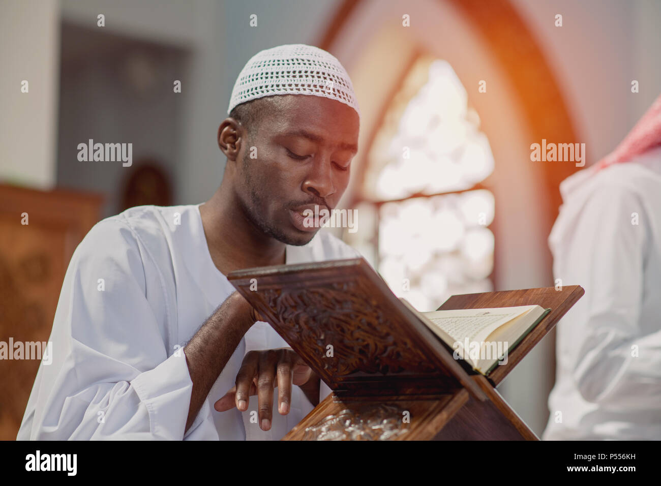 Uomo musulmano è in preghiera nella moschea Foto Stock