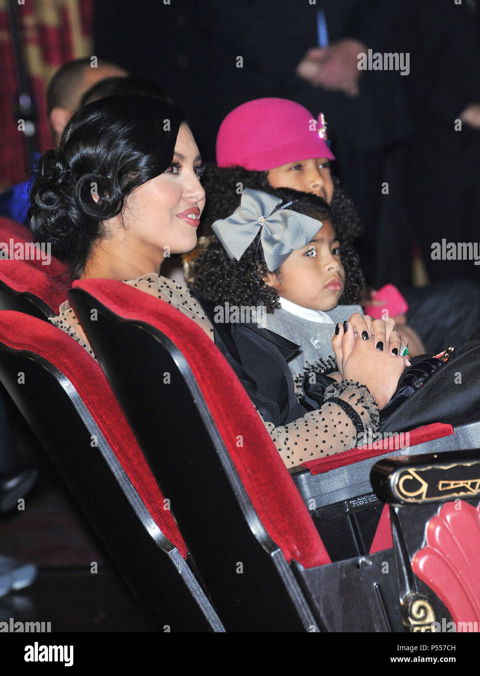 Kobe Bryant' moglie Vanessa , figlie Natalia & Gianna a Kobe Bryant di mano e piede cerimonia Stampa al Chinese Theatre di Los Angeles.Kobe Bryant' moglie Vanessa , figlie Natalia & Gianna  21 ------------- Red Carpet Event, verticale, STATI UNITI D'AMERICA, industria cinematografica, celebrità, fotografia, Bestof, arte cultura e intrattenimento, Topix celebrità moda / Verticale, meglio di, evento nella vita di Hollywood - California, moquette rossa e dietro le quinte, USA, industria cinematografica, celebrità, movie celebrità, personaggi televisivi, musica celebrità, fotografia, Bestof, arte cultura e intrattenimento, Topix, verticale, f Foto Stock