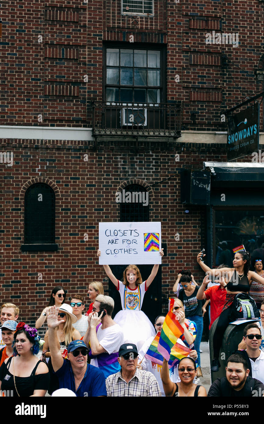 Prese a New York Pride Parade il 24 giugno 2018. Credito: Shauna Hundeby / Alamy Live News Foto Stock