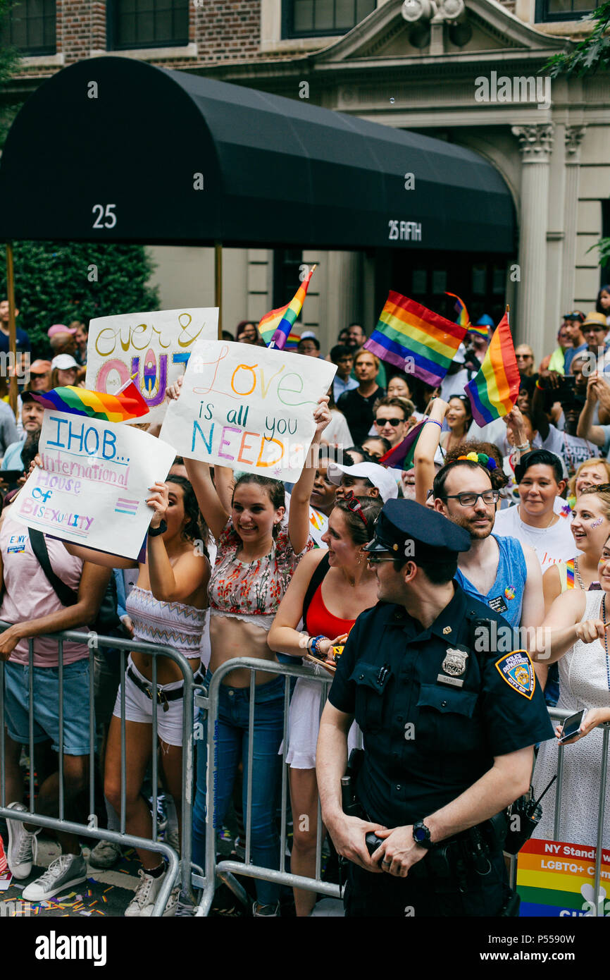 Prese a New York Pride Parade il 24 giugno 2018. Credito: Shauna Hundeby / Alamy Live News Foto Stock