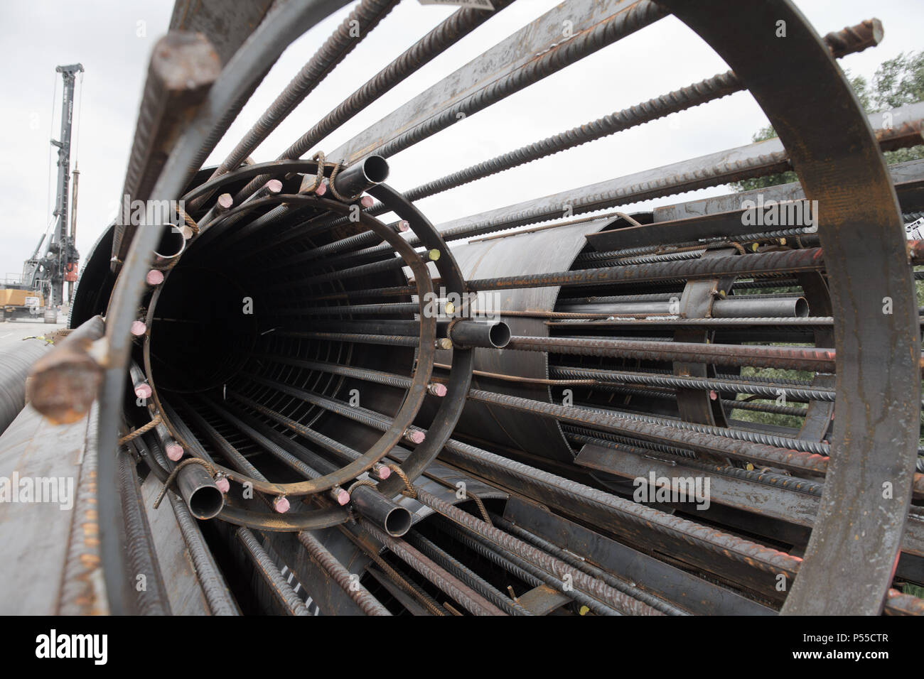 19 giugno 2018, Germania, Tribsees: una joint venture da parte di due grandi imprese di costruzioni a lavorare sul fondamento di un ponte di fortuna presso il cantiere per la costruzione della A20 autostrada Autobahn (antenna shot con un drone). Il totale dei costi per la costruzione del ponte di fortuna ammontano ad un totale di 51,3 milioni di euro secondo il ministro dei Trasporti Pegel, di cui 31 milioni di euro sono stati stanziati per le opere di fondazione. Un totale di 232 pilons - con un diametro di 1,2 metri ed una lunghezza media di 24 metri - sono necessari per la costruzione. Un vicino a 100 metri di lungo tratto dell'A20 è affondato in paludoso gr Foto Stock