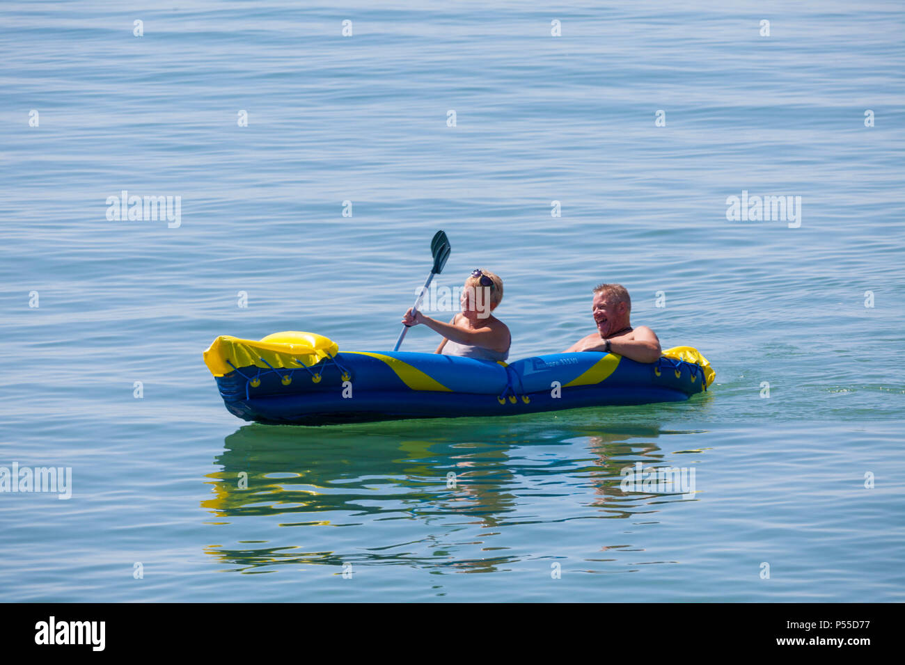 Hastings, East Sussex, Regno Unito. 25 GIU, 2018. Regno Unito Meteo: caldo e soleggiato in Hastings, East Sussex con un sacco di persone di andare sulla spiaggia. Le temperature sono dovrebbe superare 21°C. Questo giovane godere di una mattina fuori sul mare calmo nel loro kayak. Photo credit: Paolo Lawrenson / Alamy Live News Foto Stock